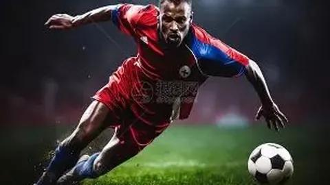 “十人埃弗顿绝杀曼联，霍尔制胜球！盖伊激情怒斥队友遭红牌驱逐”